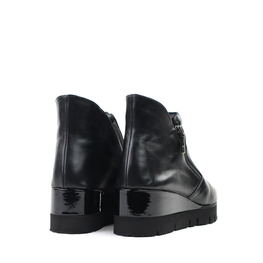 Thierry Rabotin Danari 3584 Black Nappa heel view - Hanig's Footwear