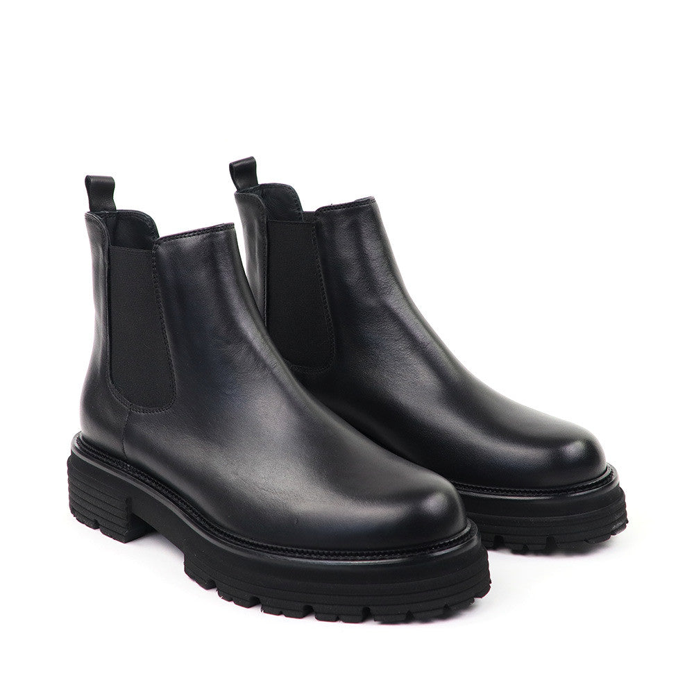 Mat 20 3250 Boot Black angle view - Hanig's Footwear