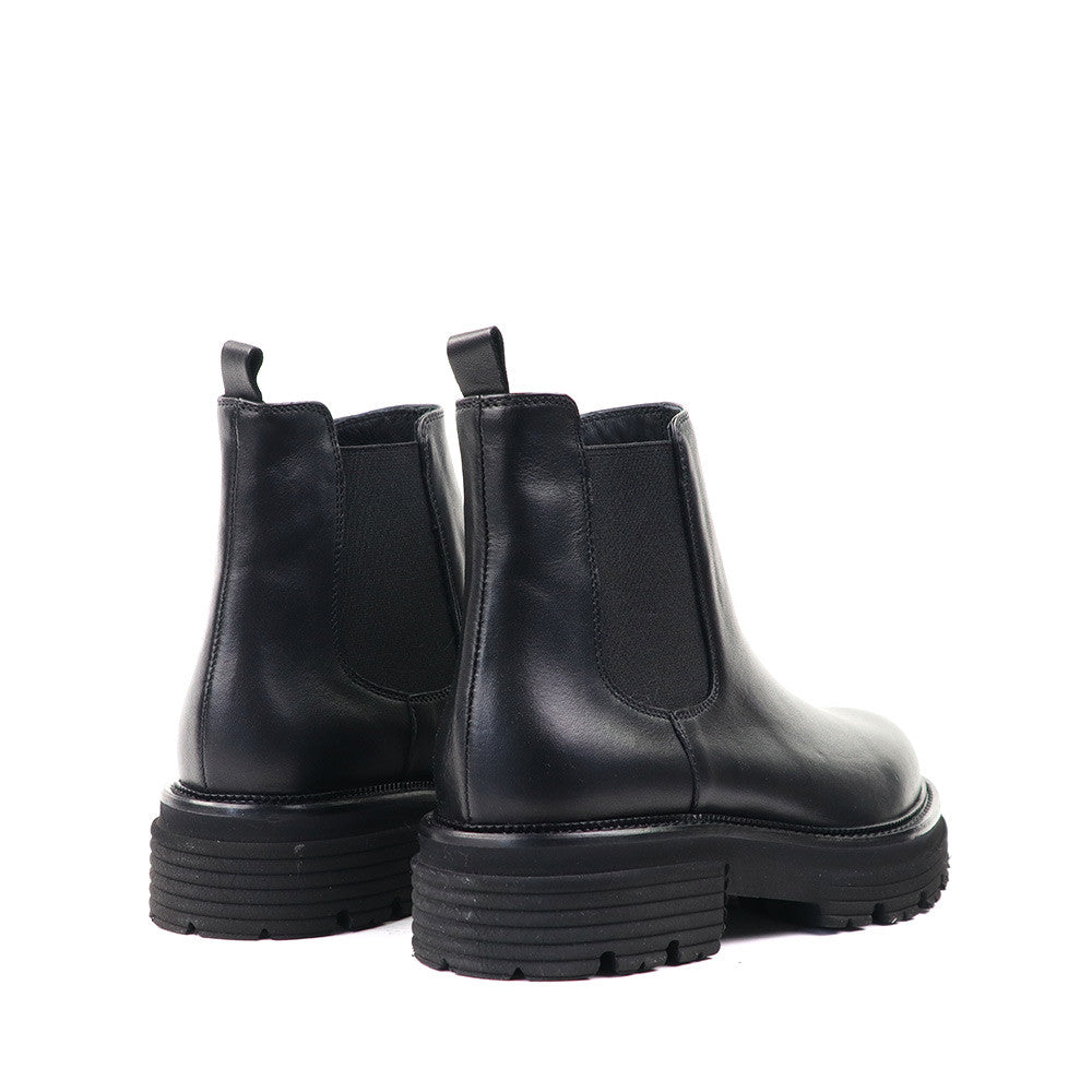 Mat 20 3250 Boot Black heel view - Hanig's Footwear