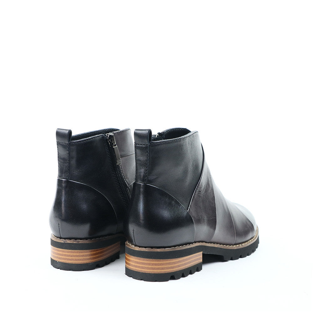 Regarde le Ciel Layla-04 Black heel view - Hanig's Footwear