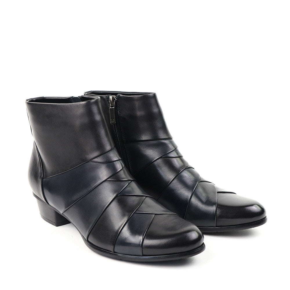 Regarde le Ciel Stefany-172 Black/Navy angle view - Hanig's Footwear