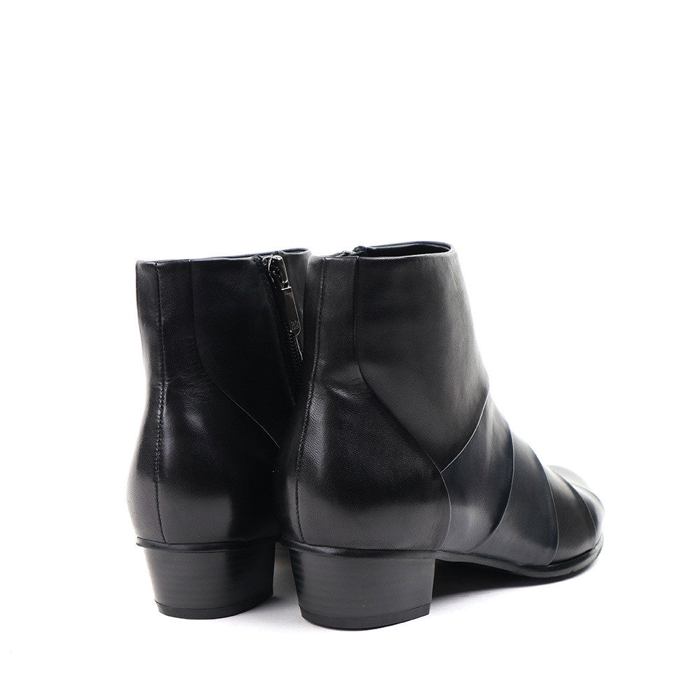 Regarde le Ciel Stefany-172 Black/Navy heel view - Hanig's Footwear