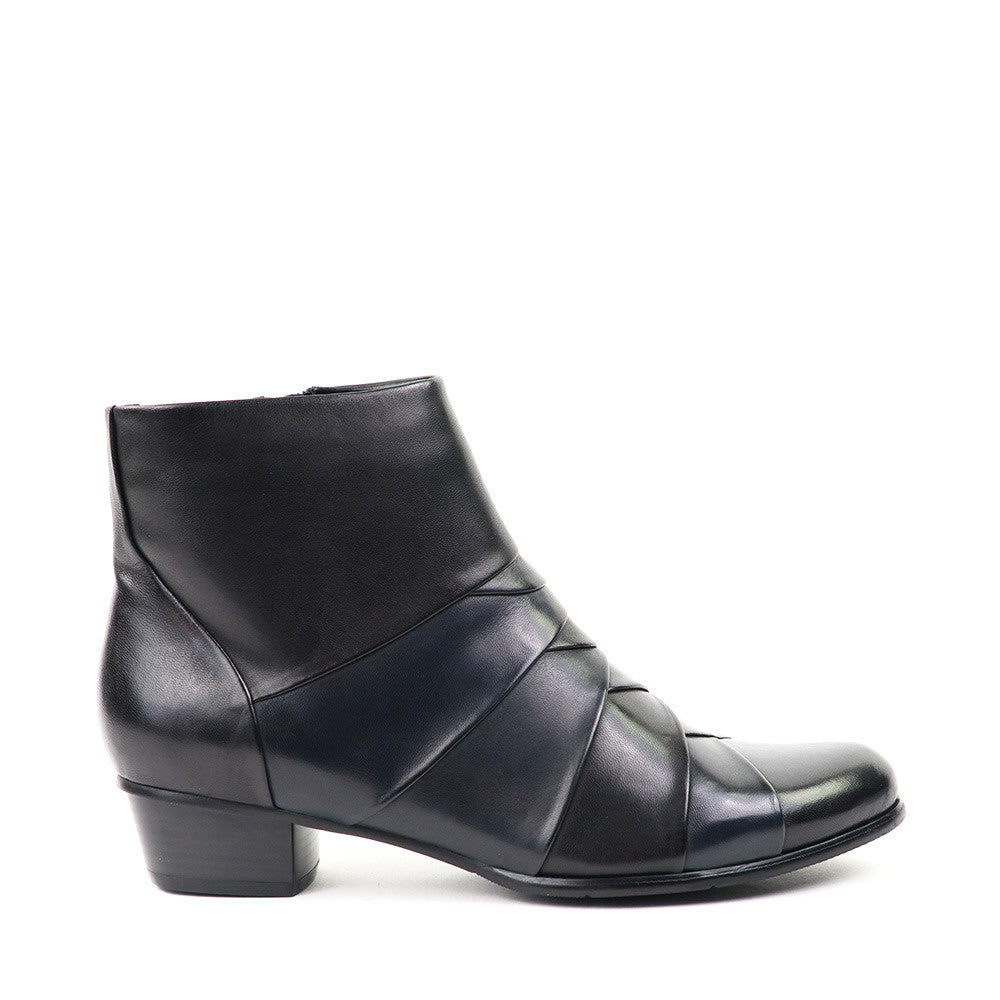 Regarde le Ciel Stefany-172 Black/Navy side view - Hanig's Footwear
